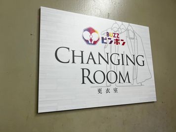 BUZZピンポン 清水店 1時間200円！！ 手軽に卓球BUZZピンポン清水店 コート3の室内の写真