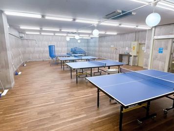 広々空間 - BUZZピンポン 清水店  BUZZピンポン清水店 コート1の室内の写真