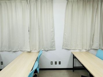 プロジェクター需要の増大に伴い、カーテンを導入しました！開くと外光を採り入れることができます。 - 熊本水道町ミーティングスペース 貸し会議室・レンタルスペース（セミナー・商談・リモート・面接）の設備の写真