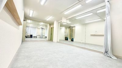 ◆シードスタジオ茨木◆JR茨木駅2分/大型高品質ミラー2面！ヨガマット・着替えスペース・デスク・チェアー・撮影やテレワークにも - 駅２分/完全個室