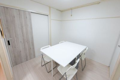 ダイニングテーブルを4人がけ展開 - 東三国キッズレンタルスペースの室内の写真