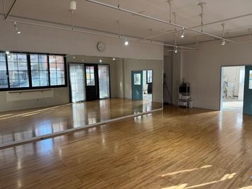 スタジオ内 - Dance&Yoga Studio Sunny Piece 鏡・音響完備のレンタルダンススタジオ（更衣室・待合室あり）の室内の写真