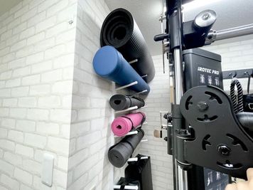 ・ヨガマット2枚
・コンディショニングマット1枚
・ストレッチポール - STUDIOFLAG横浜3号店の室内の写真