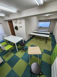 講座形式配置 - レンタルスペース「グリーンドア」 グリーンドア【会議室・施術ベット付きサロン】の室内の写真