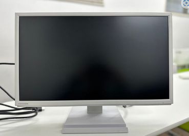21インチの作業用のPCモニターです。テーブルにおいて使えます。
HDMIケーブルが利用可能です。 - ブルースペース白金高輪 会議・面談・面接・セミナーの室内の写真
