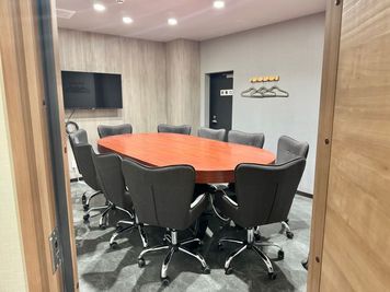 いいオフィス目黒 【目黒駅徒歩1分】10名会議室（Room C）の室内の写真