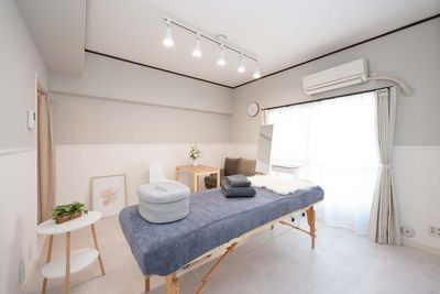 【💐完全個室型プライベートサロン| ✨グッと高級感を演出✨】JR船橋駅北口４分すぐ💆‍♀️リラク・整体・ネイル💅/２３m² - レンタルサロン KuraKura船橋 北口店