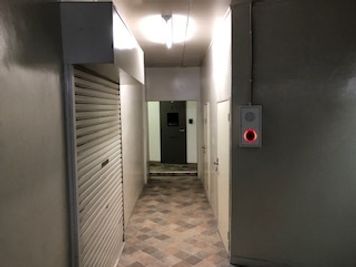 GREENな会議室 本厚木の芝生の会議室の入口の写真