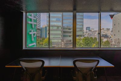 窓際のワークスペース（アーロンチェア完備） - SPOT神保町三井ビルディングサイドKURO 神保町徒歩3分！最大25名利用可能の室内の写真