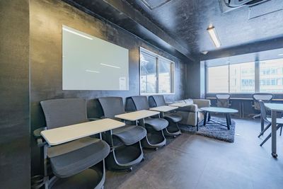 可動式のセミナーチェア - SPOT神保町三井ビルディングサイドKURO 神保町徒歩3分！最大25名利用可能の室内の写真