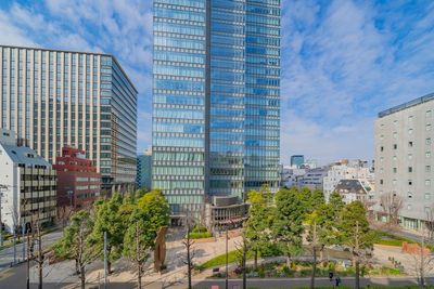 窓からは神保町三井ビルディングを眺める抜群の景色 - SPOT神保町三井ビルディングサイドKURO 神保町徒歩3分！最大25名利用可能の室内の写真