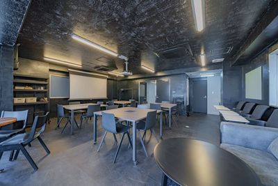 オプションでプロジェクターの利用も可能 - SPOT神保町三井ビルディングサイドKURO 神保町徒歩3分！最大25名利用可能の室内の写真