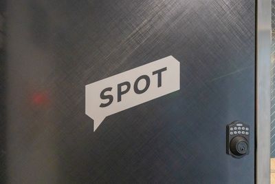 入館はPINコードで解除 - SPOT神保町三井ビルディングサイドKURO 神保町徒歩3分！最大25名利用可能の入口の写真