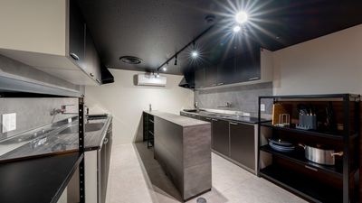 キッチンは共用部にございます💁‍♀️
使用場所は画像内、右側のキッチン🍳
他のお客様も使用されるため、たむろ行為や備品の持ち出し行為はご遠慮ください。 - 600_SpemoYELL大阪梅田の室内の写真
