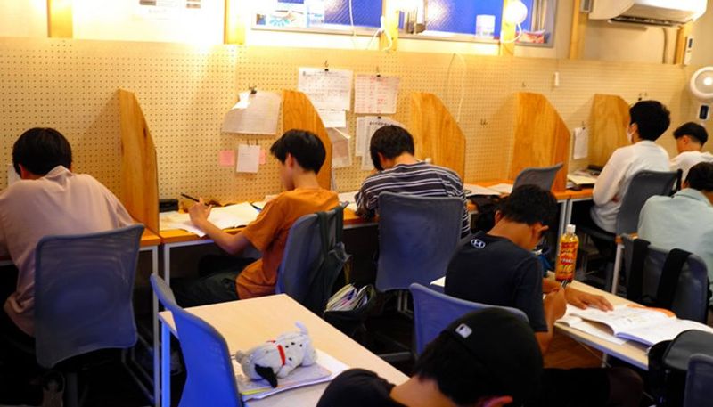 机・椅子でWIFI完備の貸会議室 - 学習塾目標ぷらす