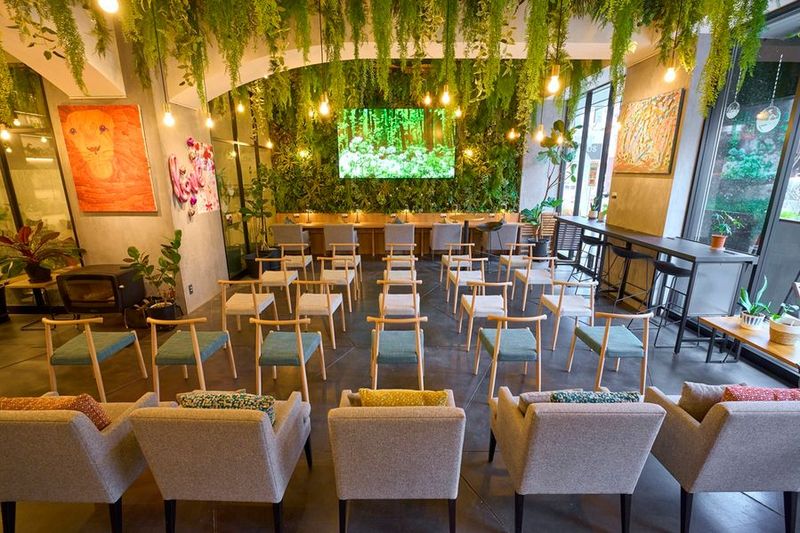 緑あふれるカフェスペース - AOU銀座の森