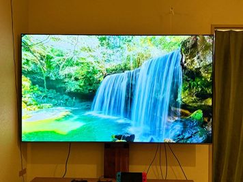 関西最大級の払い4KTVを導入しました。 - シエスタ烏丸 〈シエスタ烏丸〉【1名～10名様専用】の室内の写真