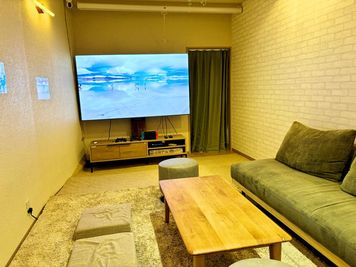 真ん中のカーテンで仕切ると、2室としての利用もできます。 - シエスタ烏丸 〈シエスタ烏丸〉【11名～20名様専用】の室内の写真
