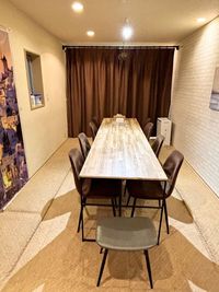 部屋の真ん中をカーテンで仕切れるようにしました。使い勝手が良くなったと好評です。 - シエスタ烏丸 〈シエスタ烏丸〉【11名～20名様専用】の室内の写真