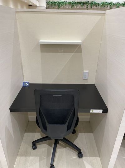 しきりのある席15 - MIRAIYA Bookmark Lounge 福津店