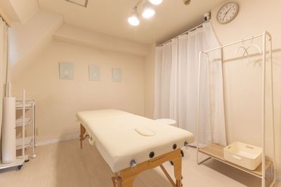 照明を調整して落ち着いた雰囲気にも - white rabbit 巣鴨店 レンタルサロンの室内の写真