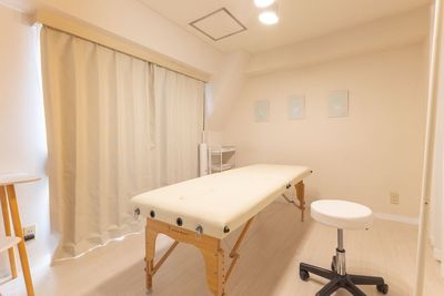 照明を調整して落ち着いた雰囲気にも - white rabbit 巣鴨店 レンタルサロンの室内の写真