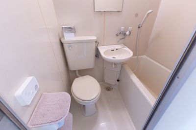 流水音発生器も備えた清潔感のあるトイレ - white rabbit 巣鴨店 レンタルサロンの室内の写真