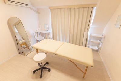 照明を調整して落ち着いた雰囲気にも - white rabbit 巣鴨店 レンタルサロンの室内の写真