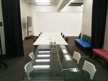 スタジオ会議室風 - トライアンフ四谷スタジオ レンタルスタジオの室内の写真