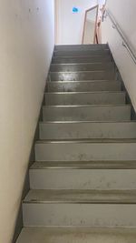 階段を上がって２階へお越しください - さぎ沼会議室／さぎ沼シェアオフィス さぎ沼会議室３の入口の写真