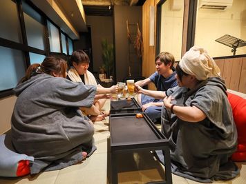 畳とビーズクッションでご飲食しながらゆったりとくつろげます - 季ららYokohama 関内3分｜プライベート個室🎉サウナ🧖‍♀️カラオケ🎙ありの室内の写真