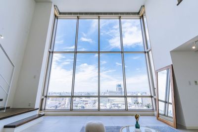 南新宿駅付近にある天井高5mの撮影スタジオとなります📸
スチールからムービー撮影等幅広くご利用頂いております✨ - Relax studio 代々木 Relax studio 代々木｜天井高５ｍ🌟撮影スタジオ📷の室内の写真