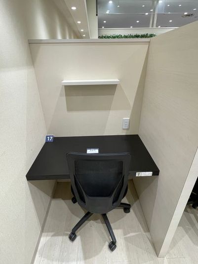 しきりのある席17 - MIRAIYA Bookmark Lounge 福津店