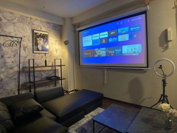 大型スクリーンで、各種動画配信サービス視聴可能（ゲストご本人のアカウントでご覧ください） - プライベートシアター「としょかんのうら神楽坂」 NEW❣プライベート・シアター🎬「としょかんのうら神楽坂」の設備の写真