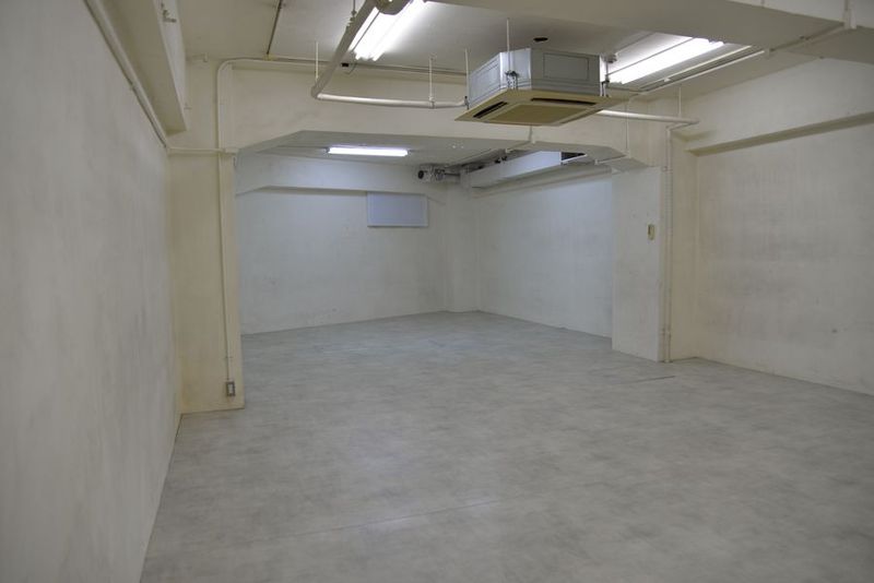 地下の明るい広々スペース - 大阪本町・心斎橋駅より徒歩圏内・自由にご利用下さい