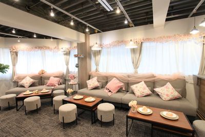 ４月お花見（桜）仕様の内装です。3月中旬頃～4月中旬頃まで - 池袋FRIENDSパーティー「サンライズ」 池袋FRIENDSパーティー「サンライズ」毎月の変化が魅力的！の室内の写真