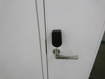 綿谷ビル 2階シェアスペース(ソファーブース)の入口の写真