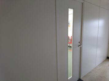 綿谷ビル 2階シェアスペース(ソファーブース)の入口の写真