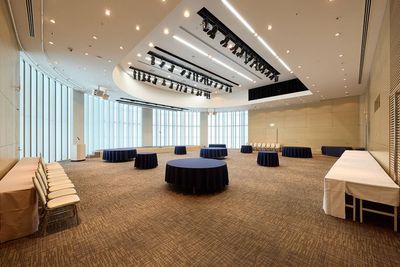 立食パーティー
--- 200席 - 大阪会議室 ブリーゼプラザ　ホール＆カンファレンス 小ホールの室内の写真