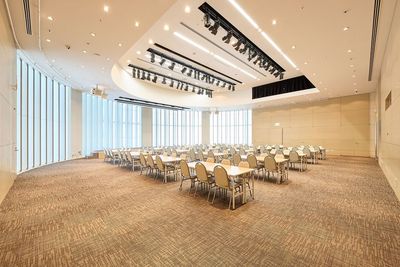 島型
--- 120席 - 大阪会議室 ブリーゼプラザ　ホール＆カンファレンス 小ホールの室内の写真