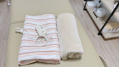 電気毛布、ブランケットは無料でご利用頂けます。
⚠️オイル施術の場合は直接オイルがつかないようにお気をつけてください。 - レンタルサロンSHARE RETREAT横浜店 【完全個室貸切】レンタルサロン　シェアリトリート横浜駅前店の設備の写真