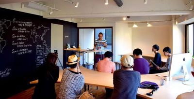 空間の特徴によってイベントにアットホームな雰囲気が生まれます。 - 個別指導塾 Study Room セミナールームの室内の写真