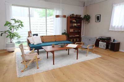 家族団欒やインタビューなどにも最適 - luumu.tokyo Shimomaruko レンタルスペースの室内の写真