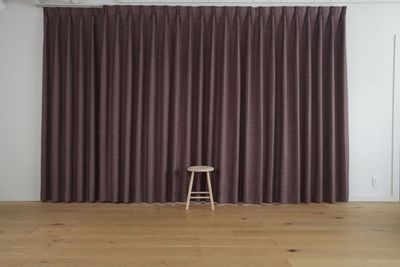 背景にも使えるカーテン/リビングを仕切って控室も可 - luumu.tokyo Shimomaruko レンタルスペースの室内の写真