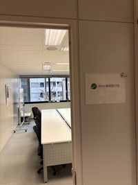ご希望により、会議室入口に会社名等の表示が可能です。 - 茅場町駅前　貸し会議室 貸し会議室の入口の写真