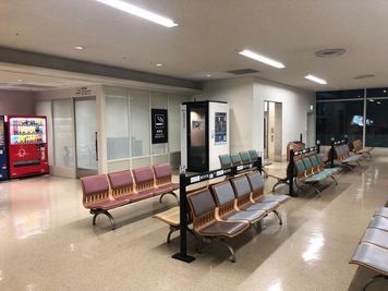 【テレキューブ】那覇空港（保安エリア）視線と音を遮る、プライベートな集中環境。(264-02) - テレキューブ　那覇空港【搭乗者限定・保安エリア】