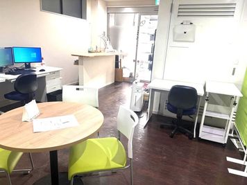 オフィスワーク、テレワーク、打ち合わせ、勉強会、等一人でORグループで - Jasmine‘ｓパソコン & 英会話教室 Jasmine‘ｓパソコン＆英会話教室の室内の写真