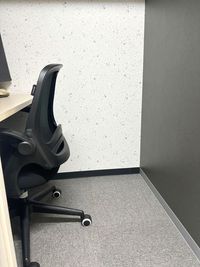 イスを引いたときの奥行 - VORT SPACE 茅場町 7階　個室ブースNo.13の室内の写真