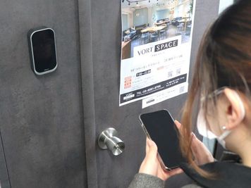 アプリから開錠ください。 - VORT SPACE 茅場町 7階　個室ブースNo.10（外部モニター付き）の室内の写真