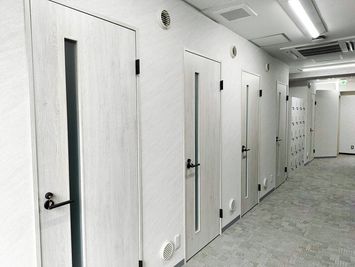 ホワイトを基調とした洗礼された空間でご利用いただけます。 - VORT SPACE 茅場町 7階　個室ブースNo.10（外部モニター付き）の室内の写真